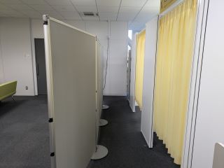 衝立と相談ブースの様子