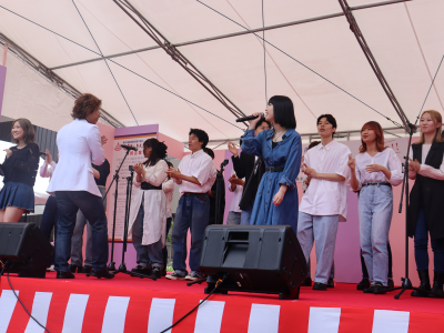 学生がどんたくステージでゴスペルを披露している写真