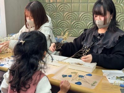 しおりに使うドライフラワーを選んでいる、子どもの写真