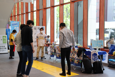 男性が黄色いシートの端に立って、幅跳びに挑戦している写真