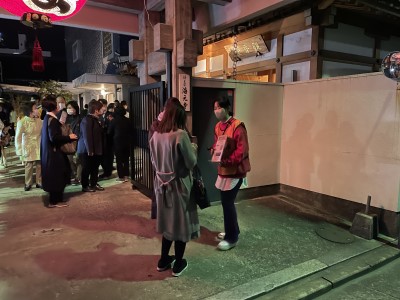 会場の門でスタッフが案内図を見せながら来場者に説明している写真