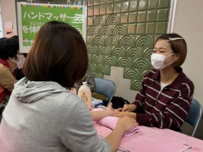 ハンドマッサージを受けている女性の写真