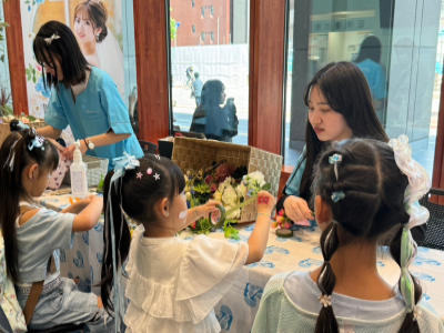 子どもたちが自分の好きな花を選び、コサージュを作成している写真