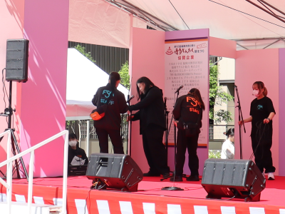 どんたくステージの音響機材を設営している写真