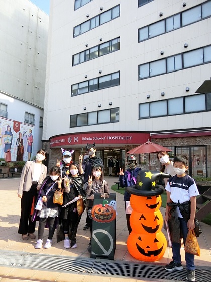 専門学校前で、学生と子どもたちが一緒に撮った集合写真