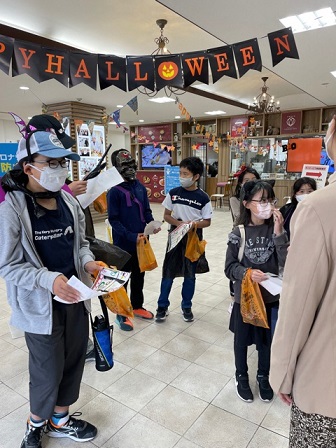 専門学校内の壁や天井に黒やオレンジのハロウィンの飾り付けがされている写真