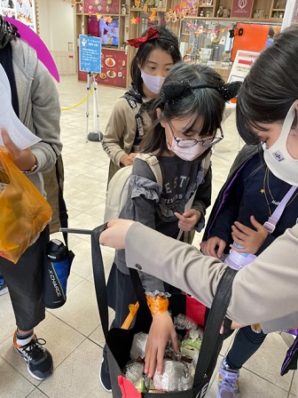 子どもがタオルで作ったロールケーキを選んでいる写真