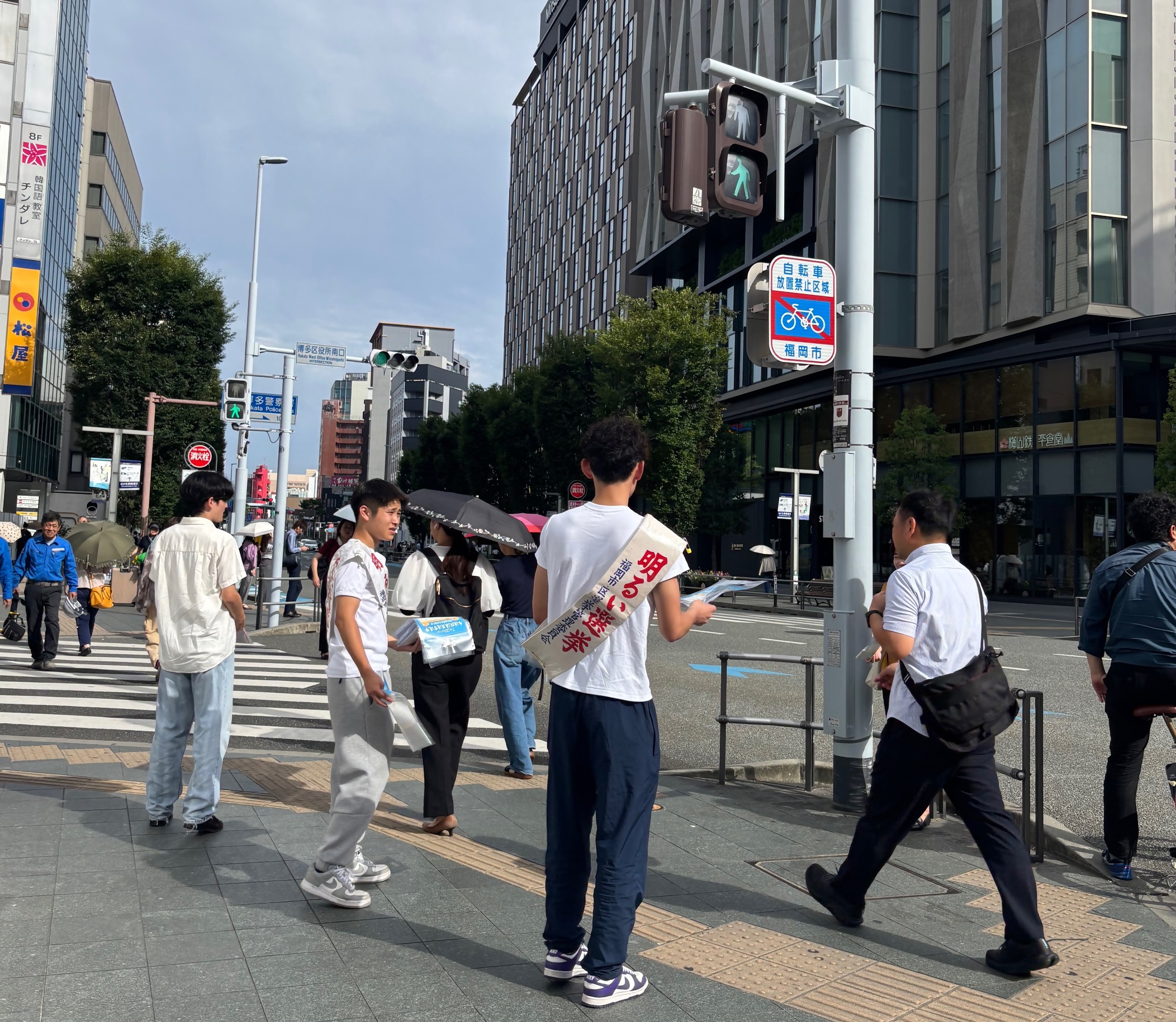 通行人に呼びかける学生