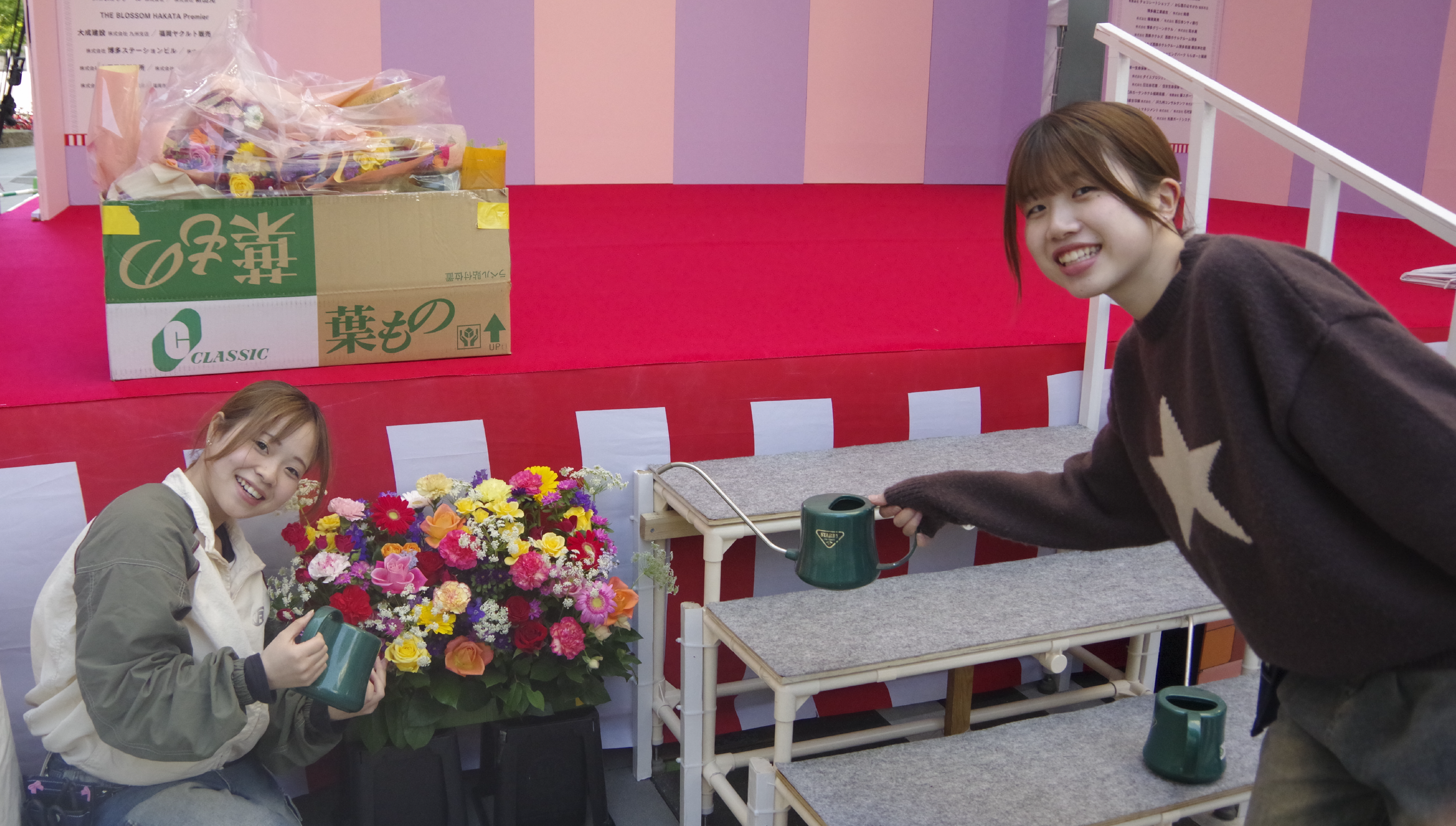 演舞台を花で飾る様子