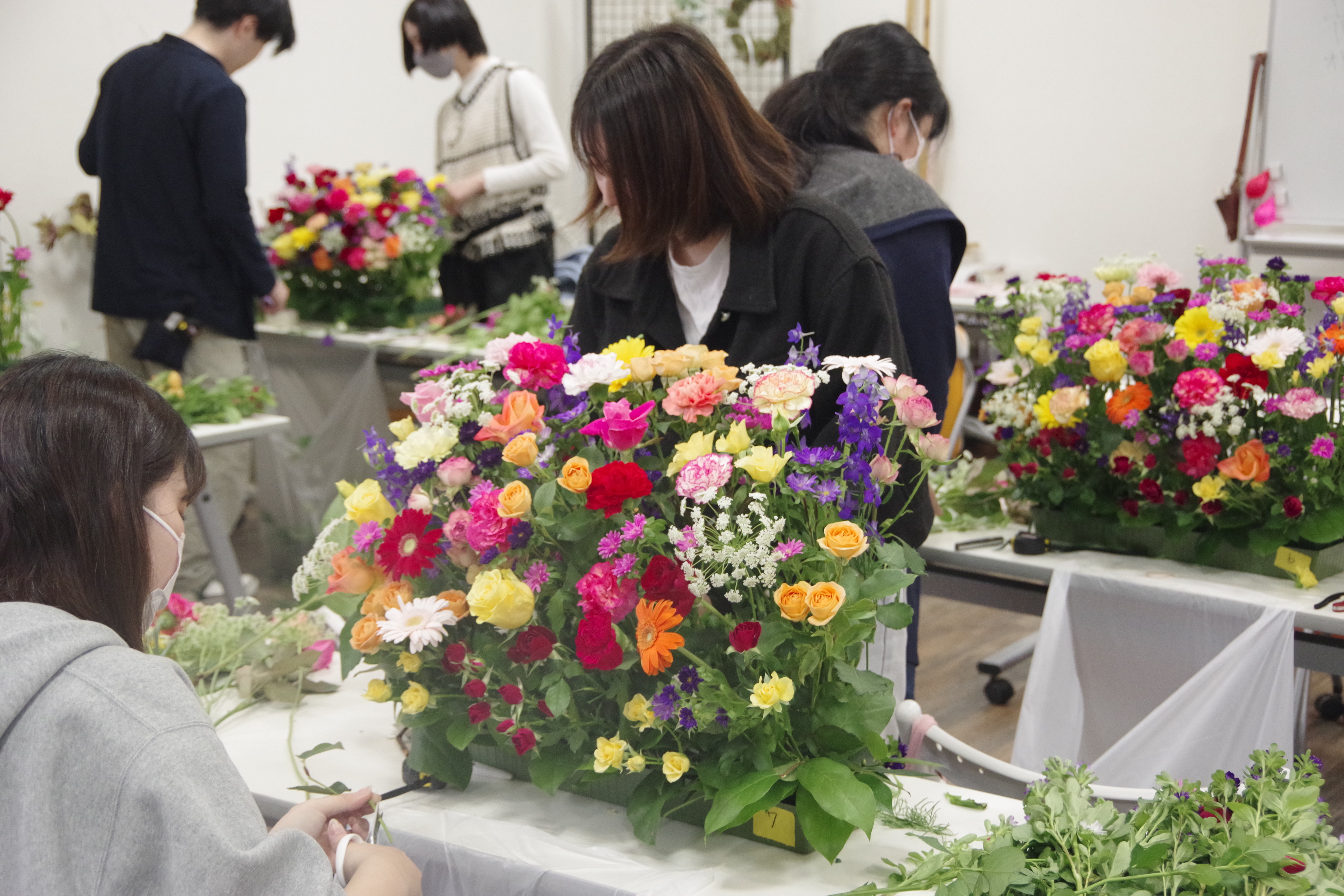舞台を装飾する花を準備する様子
