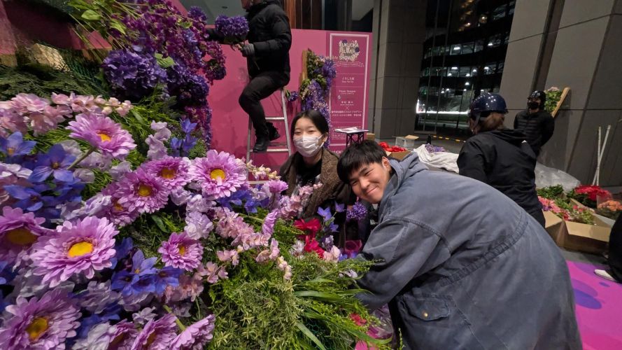 花装飾を制作する学生の様子