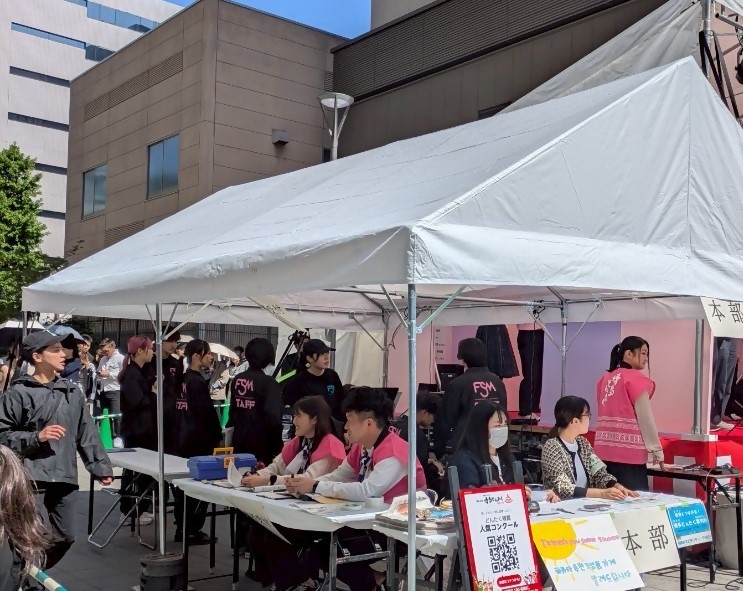 音響操作をする学生の様子