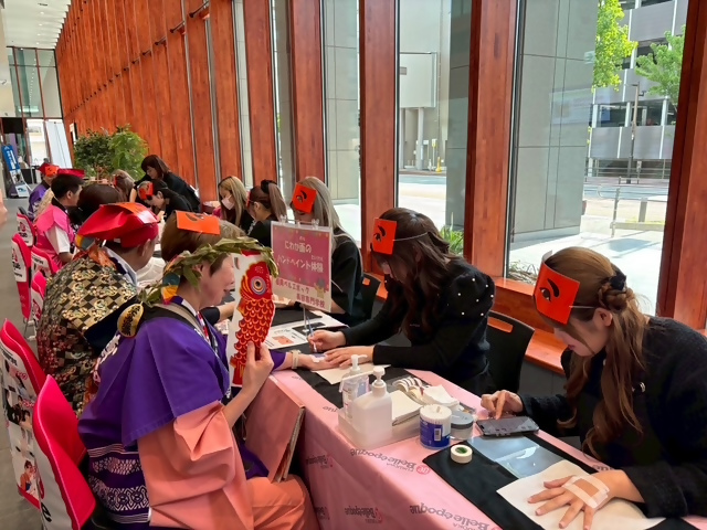 ハンドペイントをする様子