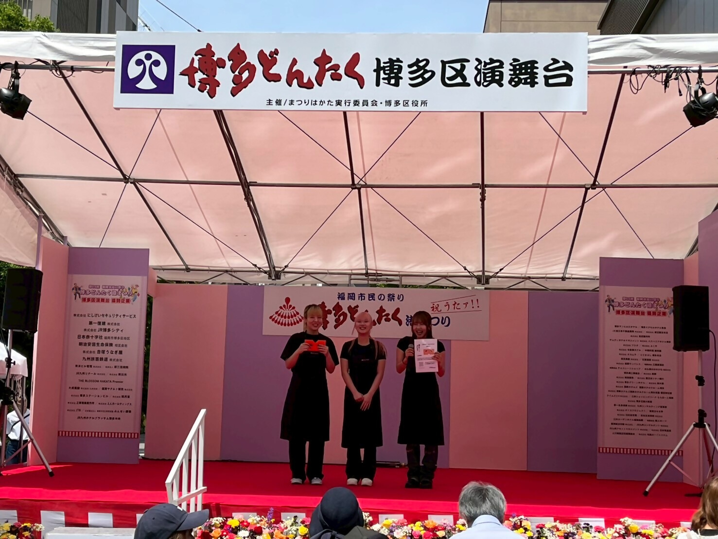 演舞台でブースの紹介をする学生の様子