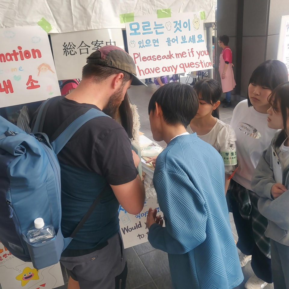 外国人へ道案内をしている様子