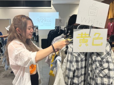 学生スタッフが会場にある洋服を使ってコーディネートをしている写真
