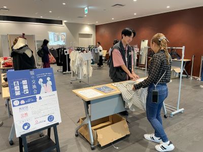 服の交換会受付で洋服の受け渡しをしている写真