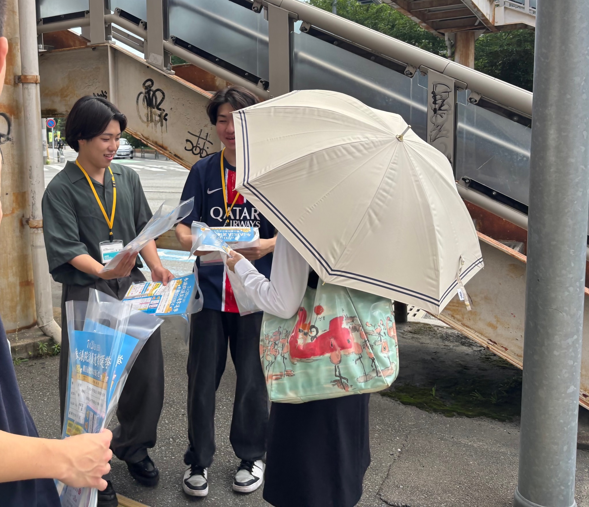 通行人にチラシを配布する学生