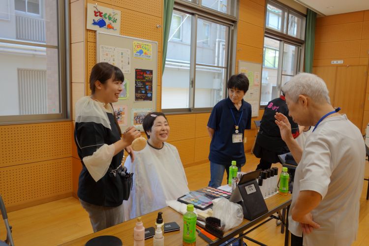 堅粕公民館でのメイクアップの様子