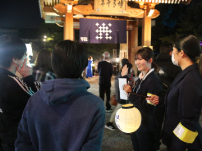 観光分野を学ぶ学生が、お客様をイベント会場までご案内し、会場の魅力を紹介している画像