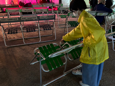 櫛田神社会場で、学生がステージイベントの観客席の設営を行っている画像