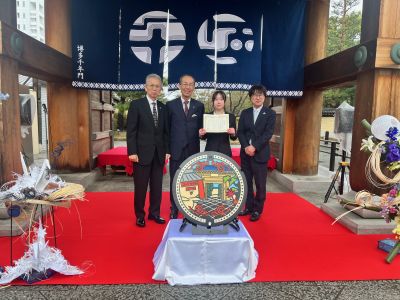 千年門前でデザインマンホールと記念撮影（左から富田委員長、中村副市長、岡綾香さん（マンホールデザイン制作者）、髙木博多区長）