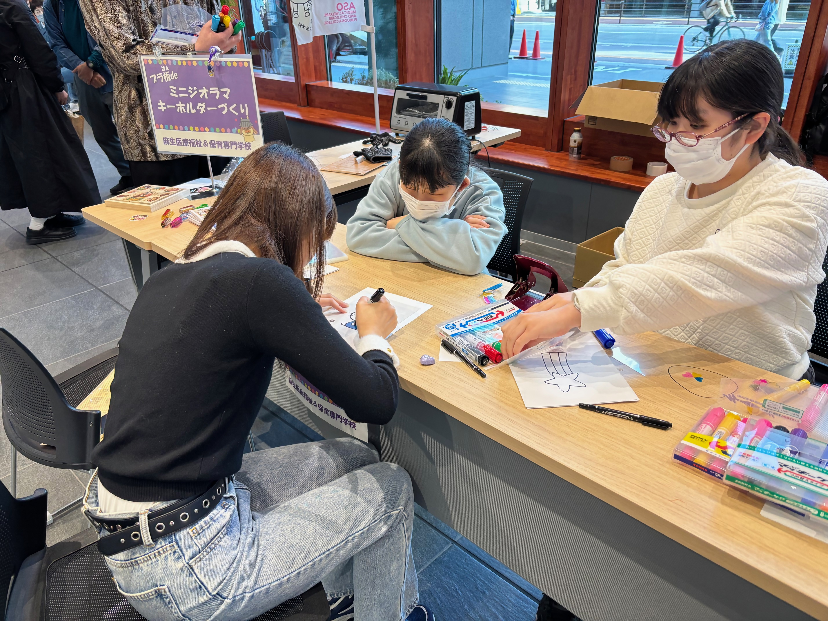 キーホルダーづくりの様子