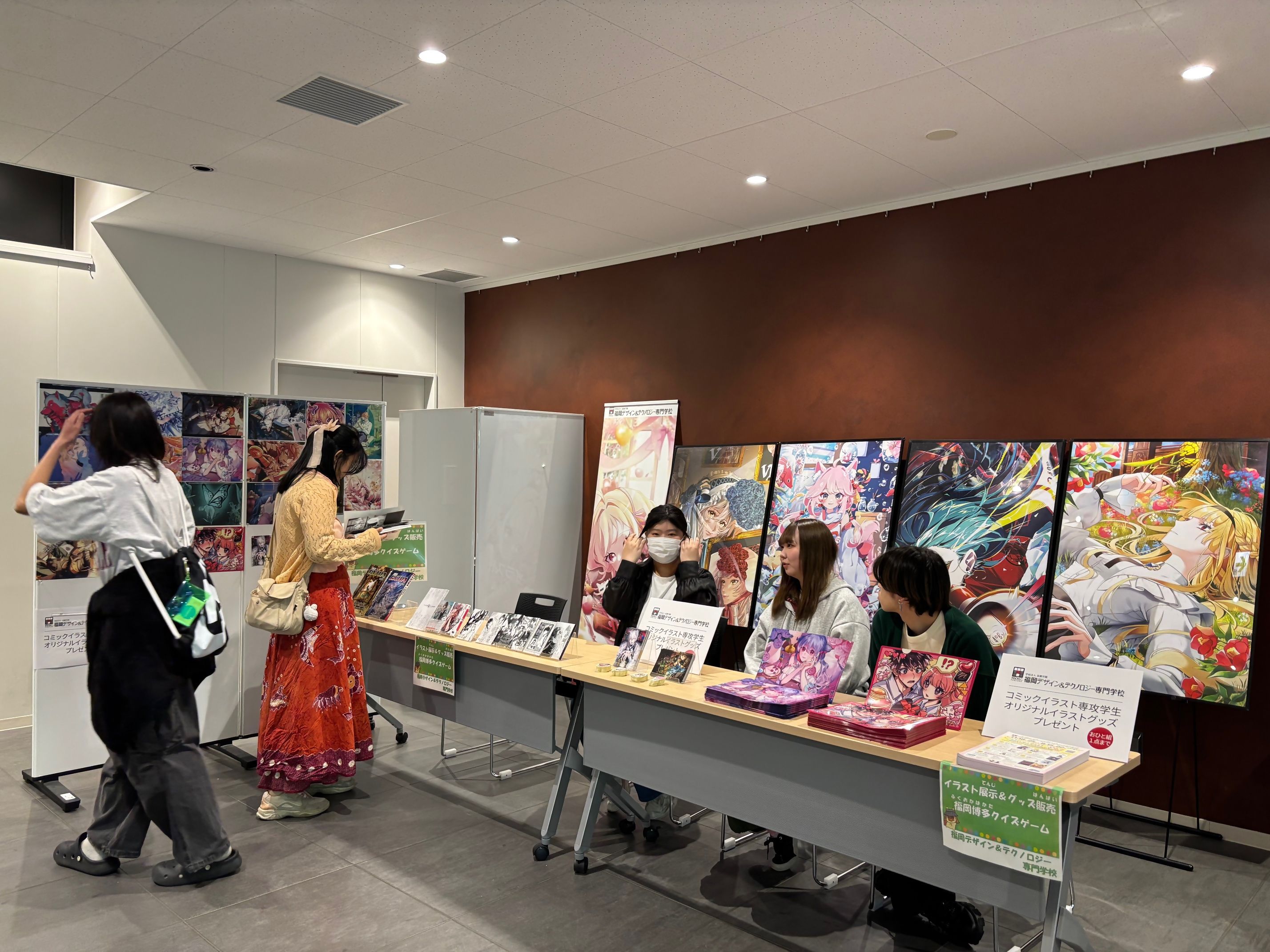 イラスト展示とグッズを配布する様子