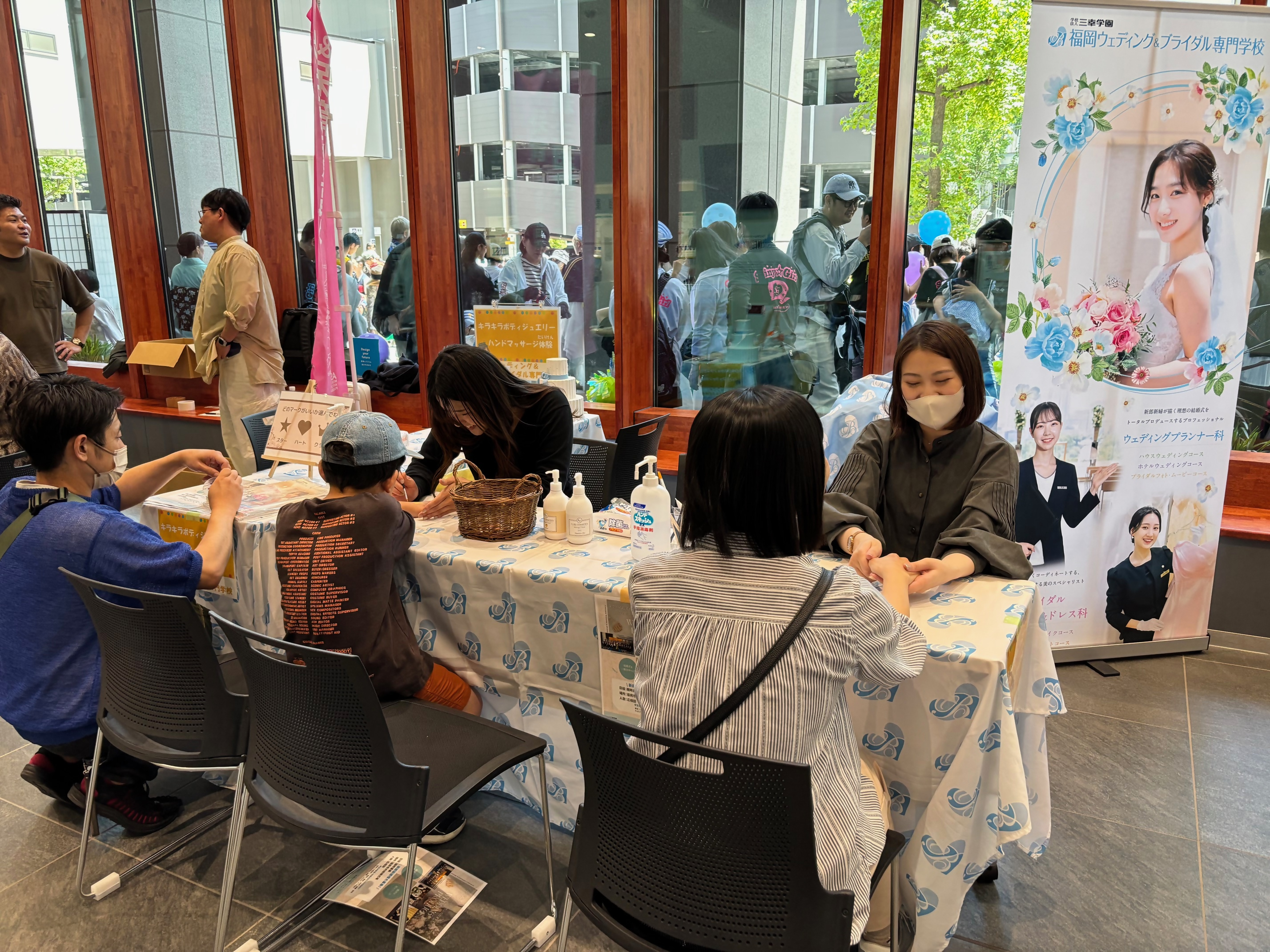 ハンドマッサージをする様子