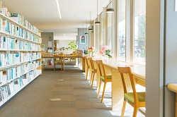 日差しがたっぷり入る閲覧席