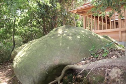 大嶽神社大岩