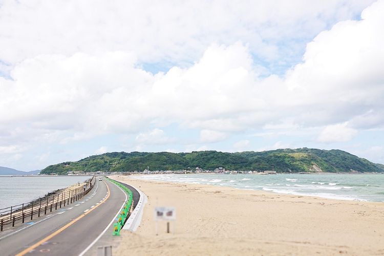 志賀島へ続く道_両サイドは海