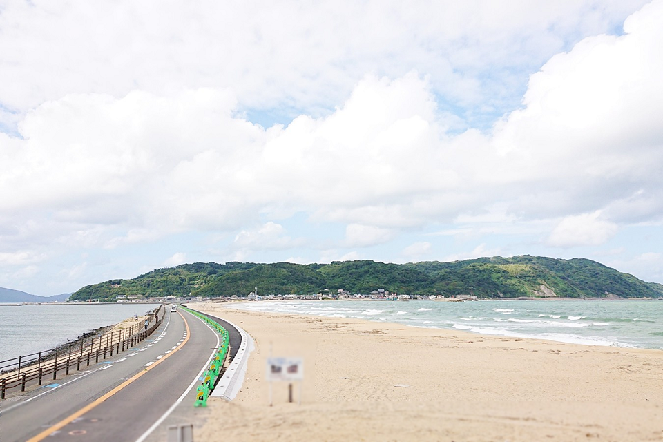 志賀島へ続く道_両サイドは海