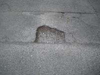 道路に穴があいている写真