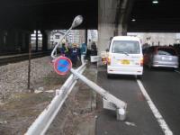 照明灯が倒れ危険な状態の写真