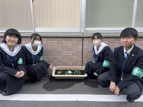 パンジーのプランターと生徒さんの写真