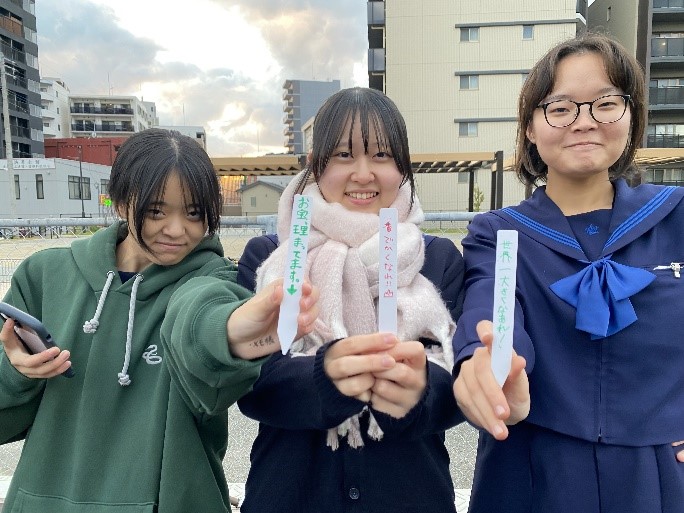 メッセージプレートを花壇に挿します