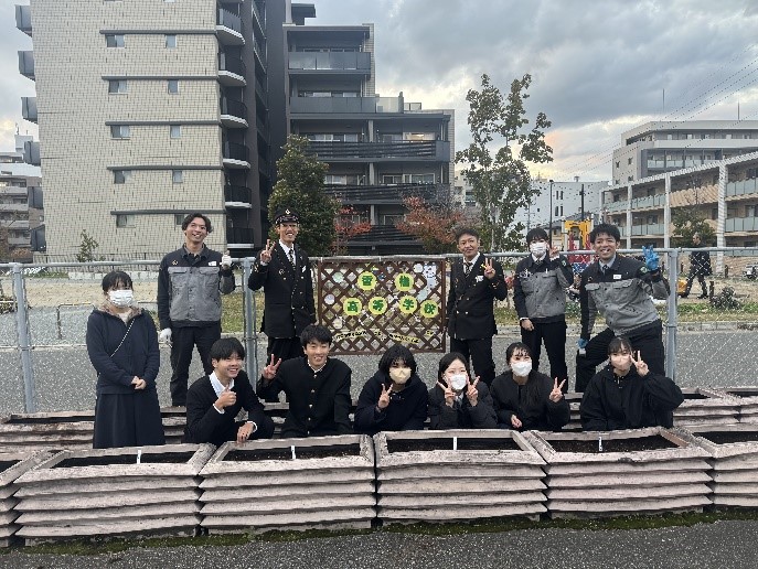 駅職員さんと花壇前で記念写真を撮影