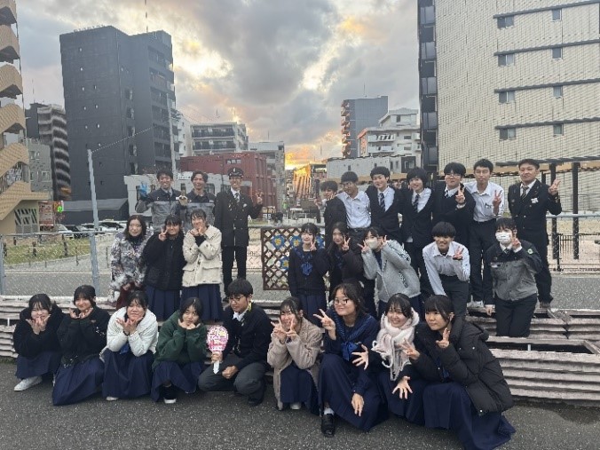 駅職員さんと花壇前で記念写真を撮影