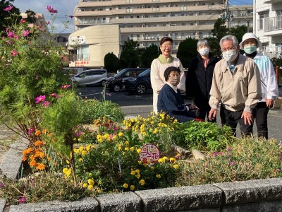 塩浜団地フラワー会の皆様と花壇の前で撮影