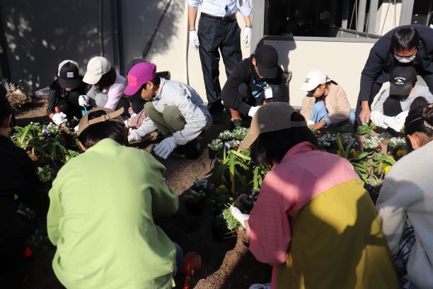 東区役所花壇を箱崎小の児童が植替えました