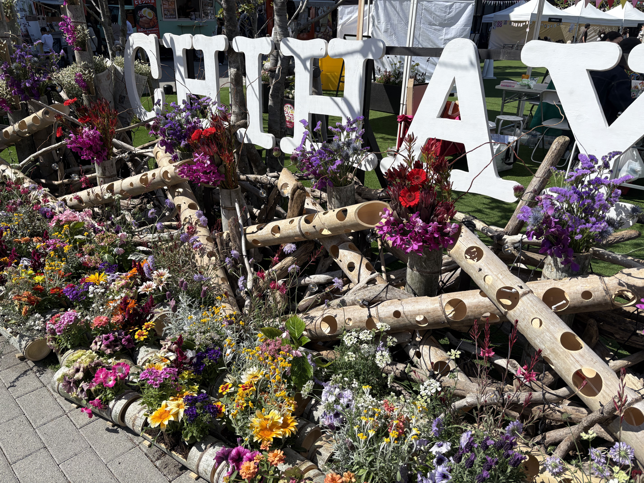 花のオブジェを近くで撮影