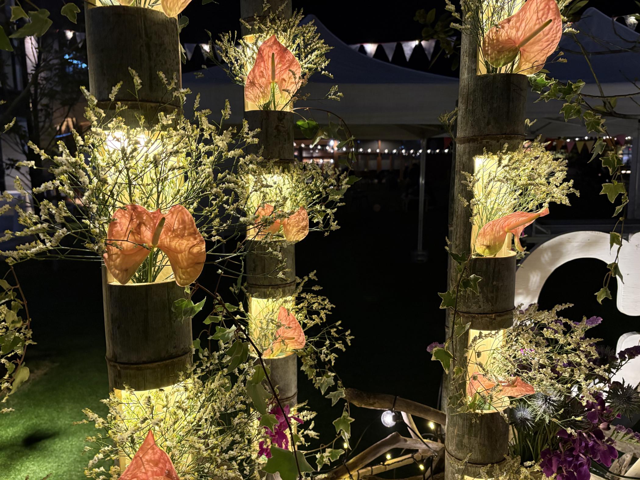 夜に近くで撮影した花のオブジェです