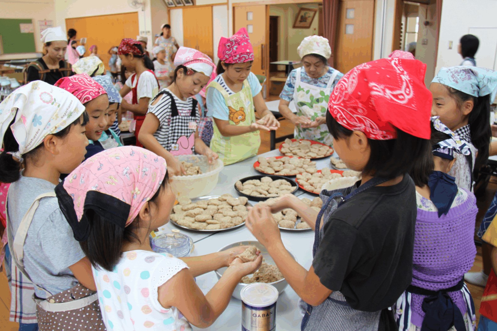 ハンバーグをつくる子どもたちの写真