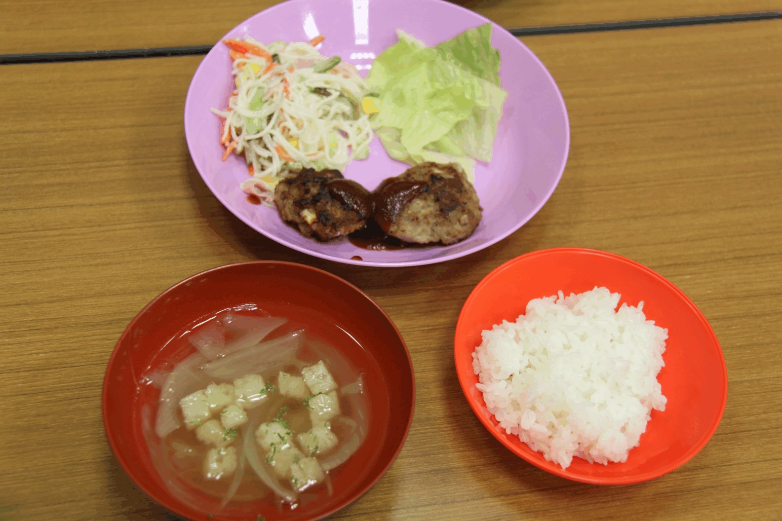 今日のメニューのハンバーグの写真