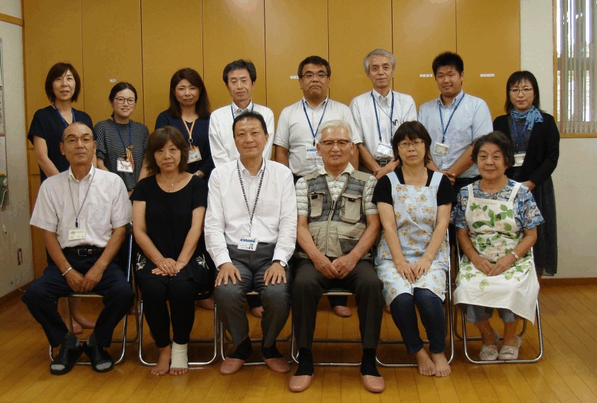 全員で記念撮影している写真