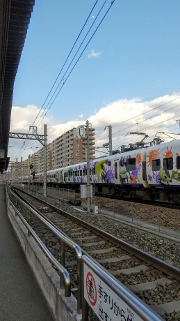 名島駅を通過するラッピング電車