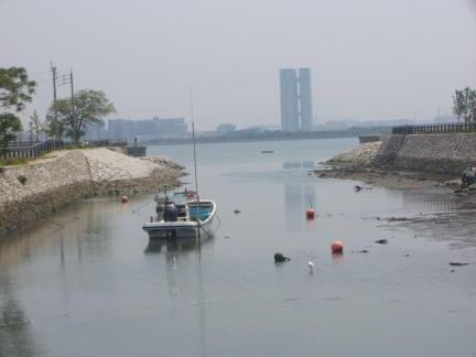 アイランドシティを望む塩花海岸の様子