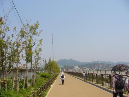 三日月山を望む塩花海岸の様子