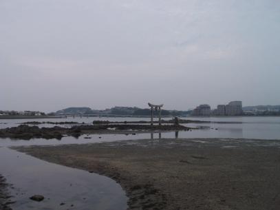 あいたか橋から望む鳥居の様子